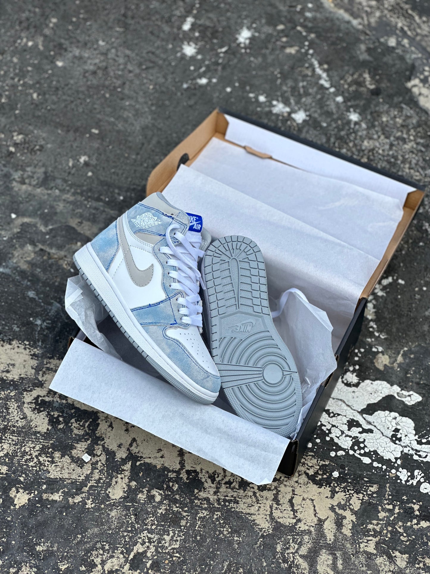 Jordan Retro 1 Royal Smile Grey