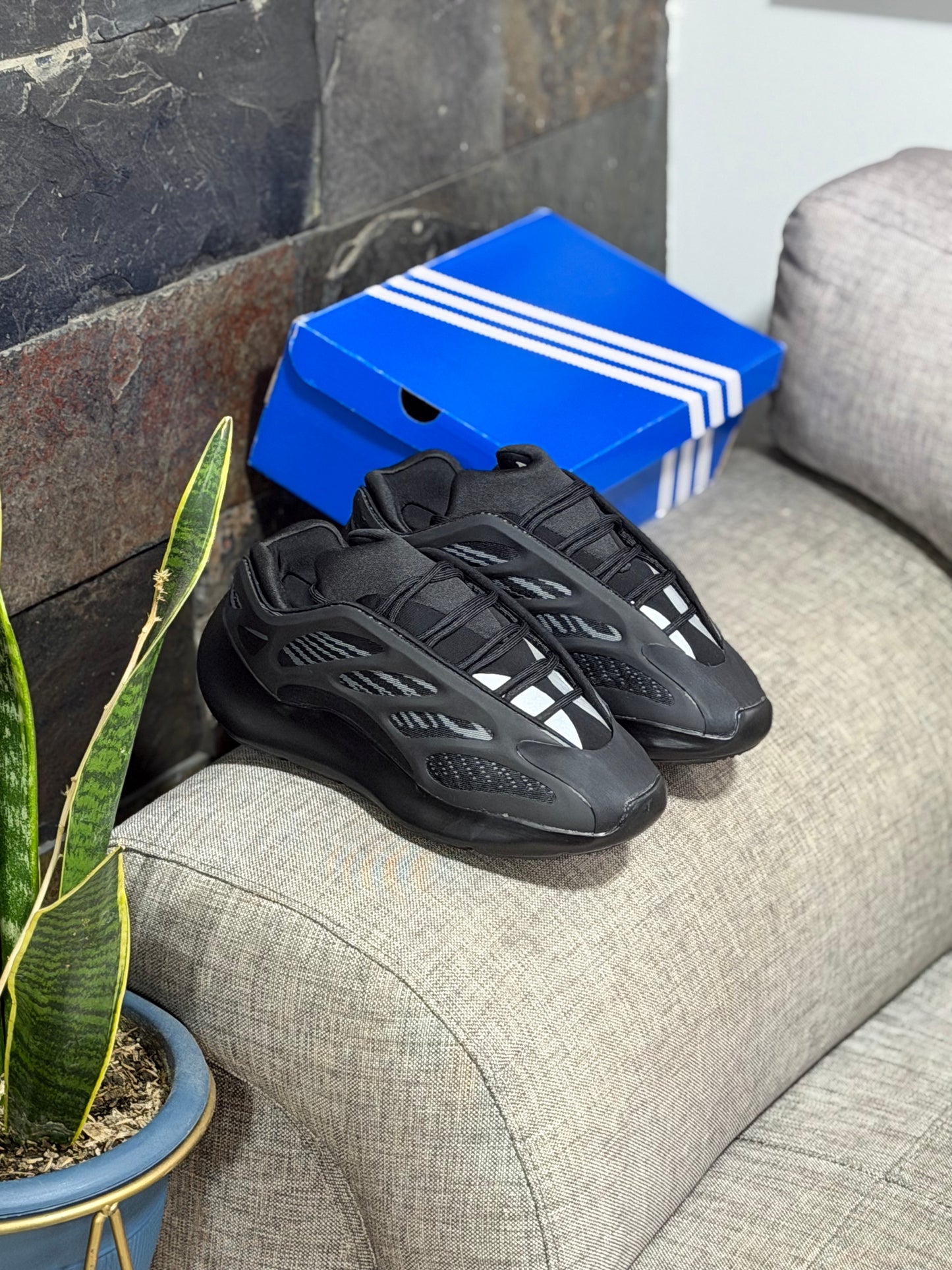 Adidas Yeezy 700v2 Black