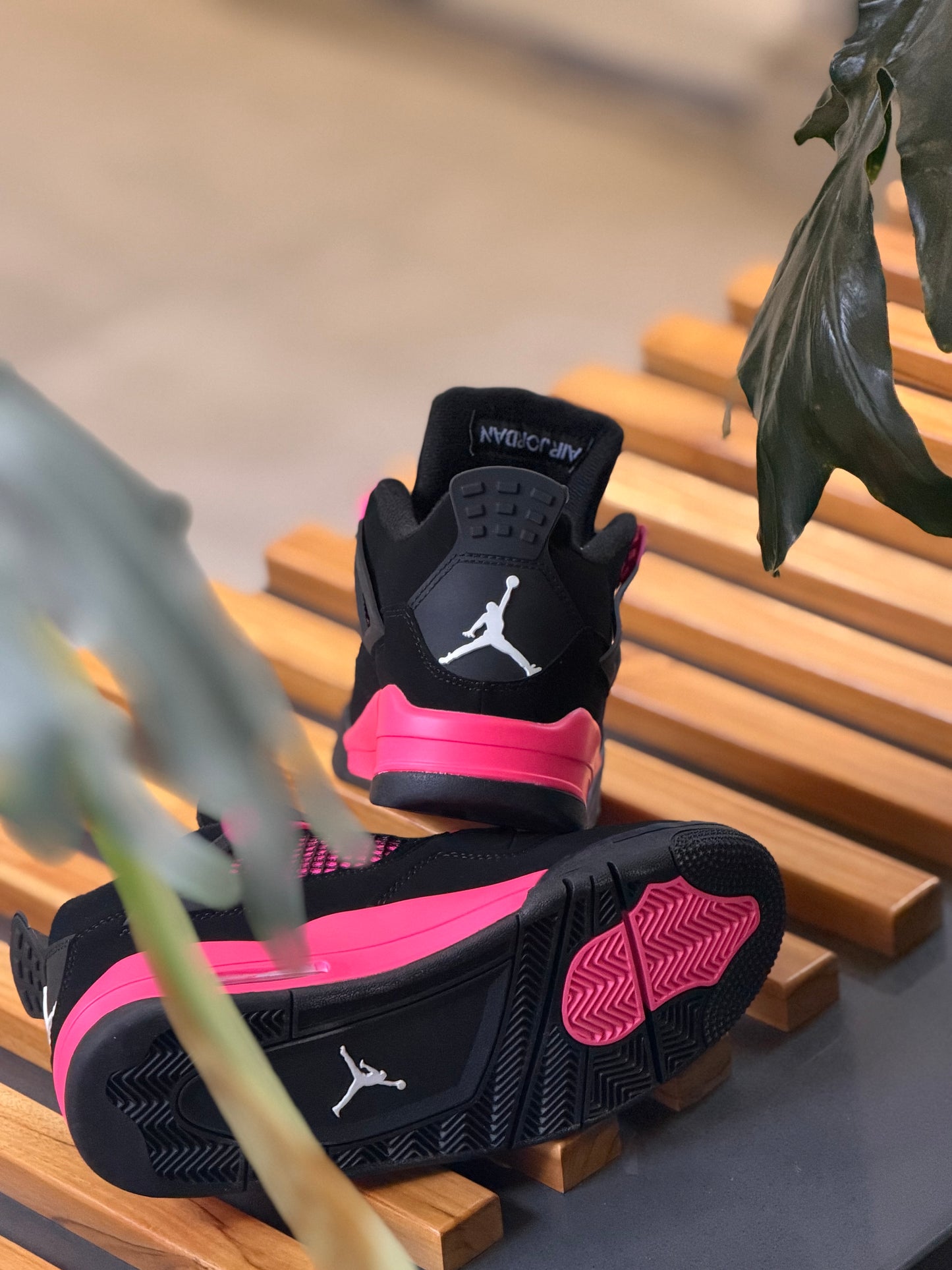 Jordan Retro 4 Neón Pink