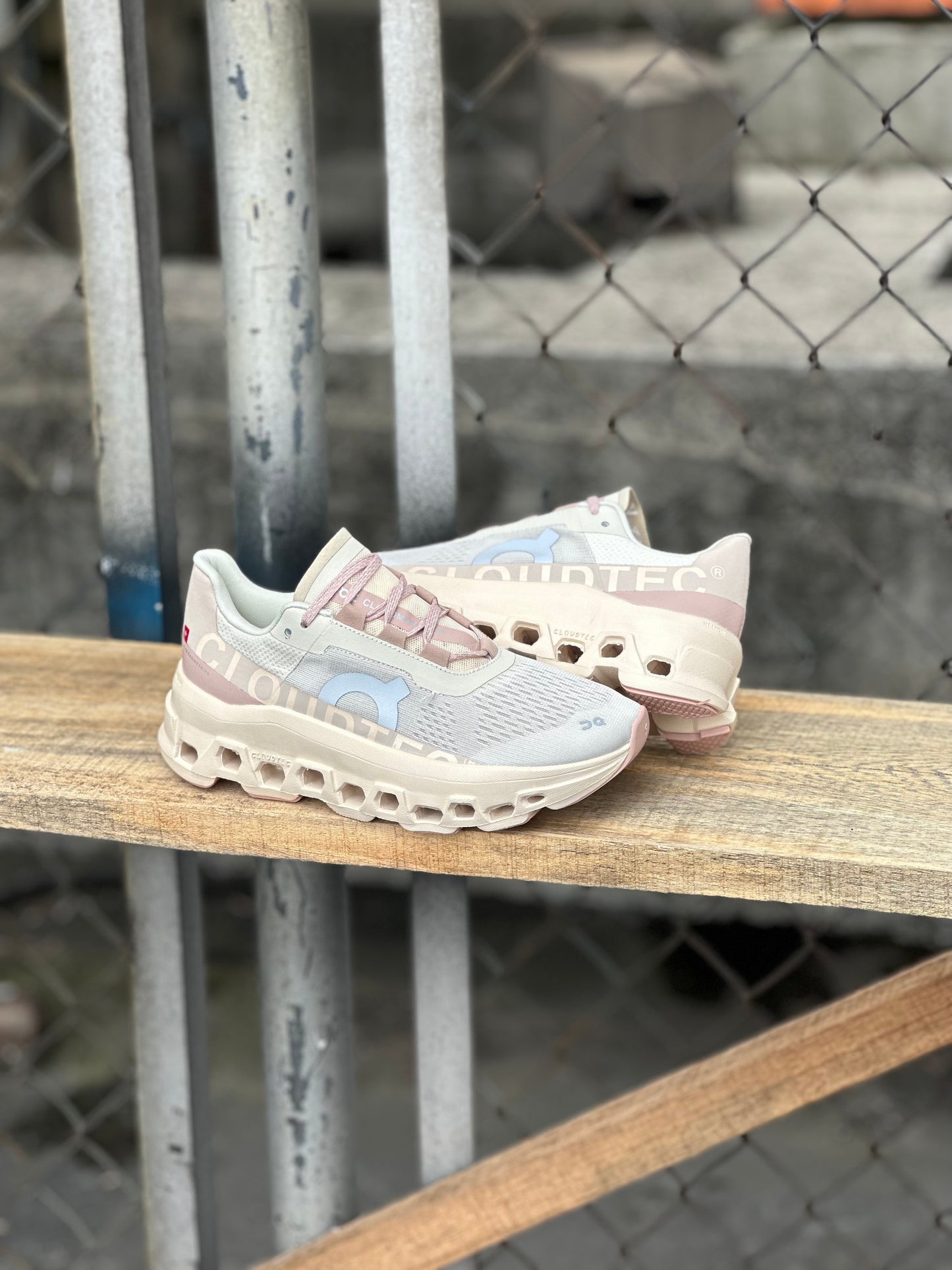 On Running Cloudmonster Moon Faw