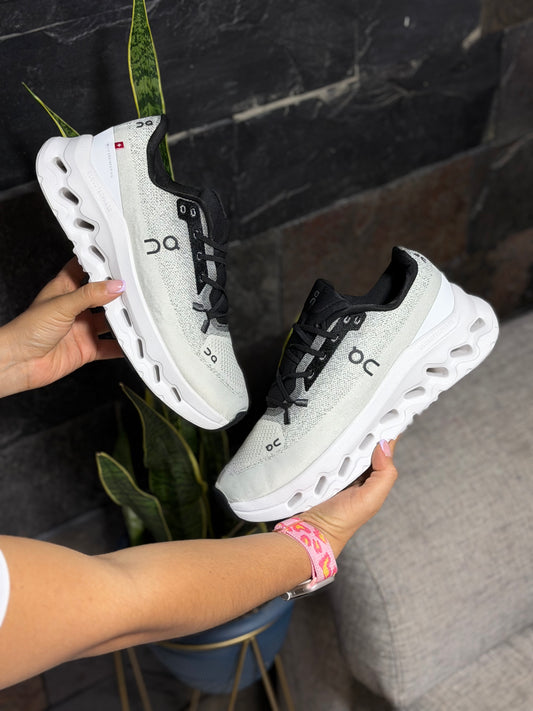 On Cloud Running Black Ivory