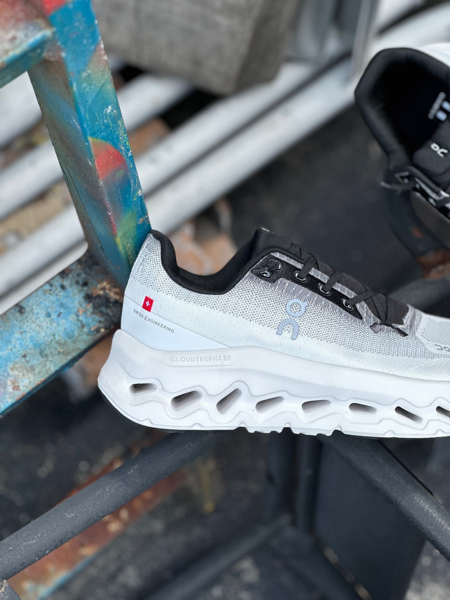 On Running Cloudtilt Black Ivory